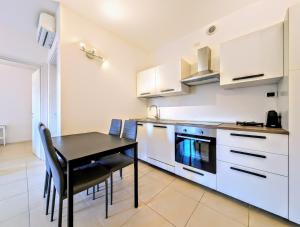 a kitchen with a black table and a black chair at Appartamento Via Filatoio 9 in Domaso