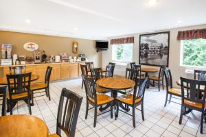 Restaurace v ubytování Super 8 by Wyndham West Branch
