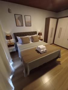 a bedroom with two beds with towels on them at Casa em Pedra Azul in Domingos Martins
