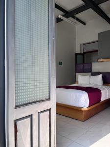 a door leading to a bedroom with a bed at Hotel Alhaja Puebla Centro Histórico in Puebla