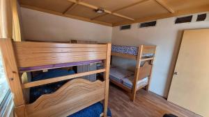a room with two bunk beds in a room at Casa centro de Arica in Arica