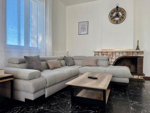 a living room with a couch and a fireplace at L'Horizon de la Cité in Carcassonne