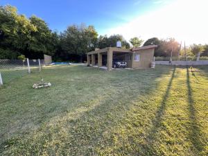 a small house in a yard with a grass field at El encanto in Santa María