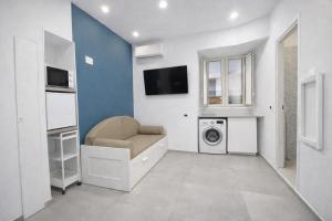 a living room with a couch and a washing machine at Casa Schiattarella Napoli in Naples
