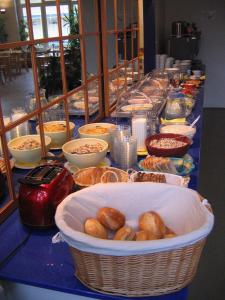 ein Buffet mit Speisen auf einem langen blauen Tisch in der Unterkunft Hotel Transit Loft in Berlin