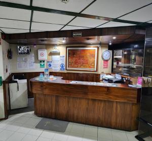a fast food restaurant with a counter with a clock at Hotel Piquellan in Quito