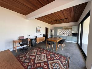 a kitchen and dining room with a table and chairs at Casa Olivia - Eureka in Atins