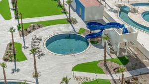 Draufsicht auf einen Pool in einem Ferienresort in der Unterkunft Encanto de Cortes in Playa Encanto