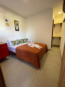 a bedroom with a bed with two towels on it at Villa do Sol Sagi in Baía Formosa