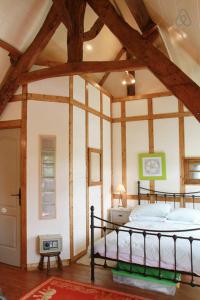 CourtilsにあるGite du courtilsの木製の天井の客室で、ベッドルーム1室(ベッド1台付)