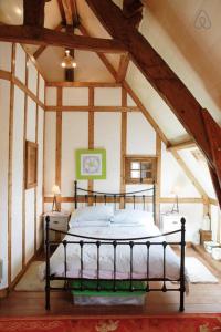 een slaapkamer met een bed op zolder bij Gite du courtils in Courtils