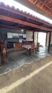 a kitchen and dining room with a table and chairs at Casa familiar no Campestre, tranquila e bem localizada in São Raimundo Nonato