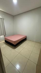 a bedroom with a bed in the corner of a room at Casa familiar no Campestre, tranquila e bem localizada in São Raimundo Nonato