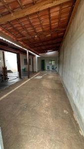 a large empty room with a wooden ceiling at Casa familiar no Campestre, tranquila e bem localizada in São Raimundo Nonato