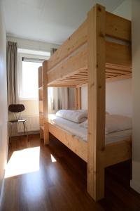 two bunk beds in a room with a window at Gouden Plakje in Gaastmeer
