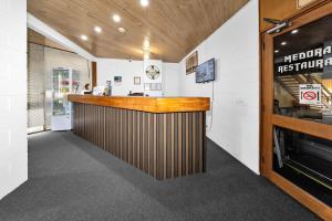 a bar in a restaurant with a counter at Bendigo Motor Inn in Bendigo