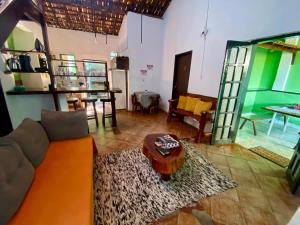 a living room with a couch and a table at Visite Chapäda Hospedaria in Lençóis