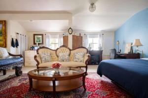 เตียงในห้องที่ Elegant Spacious Prvt Studio Upscale Berkeley