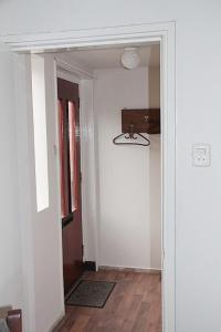 um quarto vazio com um corredor com uma porta e um corredor em Vakantiehuisje in Centrum Ootmarsum em Ootmarsum