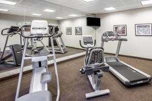 The fitness centre and/or fitness facilities at MainStay Suites Cartersville