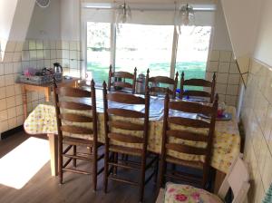een eetkamer met een tafel en stoelen en een raam bij Hezebergzicht in Groot-Agelo
