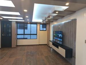 an office with a lobby with a tv on the wall at Hotel Virgen de las Peñas 2 in Oruro