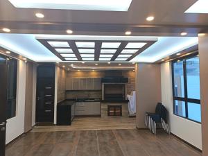 a large kitchen with a ceiling with skylights at Hotel Virgen de las Peñas 2 in Oruro