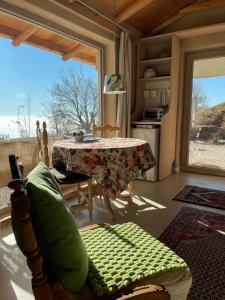 a dining room with a table and a view of a kitchen at CalVenere in Calvene
