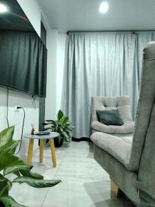 a living room with a couch and a table at Cabaña Moderna a 1km del Centro de Tauramena in Tauramena