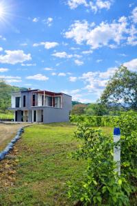 a house in the middle of a field at Cabaña Moderna a 1km del Centro de Tauramena in Tauramena
