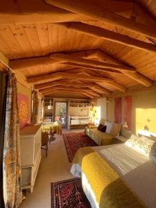 a large room with a bed and a couch at CalVenere in Calvene
