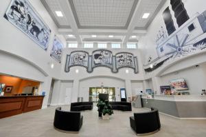 a large lobby with chairs and a waiting room at Free Shuttle Mickey Universal Epic SeaWorld in Orlando +84 photos