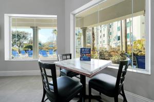 a dining room with a table and chairs and windows at Free Shuttle Mickey Universal Epic SeaWorld in Orlando