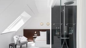 a bedroom with a bed and a shower in a room at Ruby Lissi Hotel Vienna by IHG in Vienna +108 photos