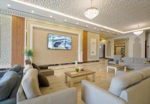 a large living room with couches and a wall at فندق الخلفاء الماسى الفندقيه in Mecca