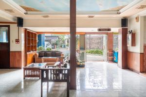 a living room with a couch and a table at Rehat at Hotel Sabang in Bandung