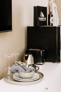 a counter top with a plate and a coffee maker and a microwave at The Brewers House in Beechworth