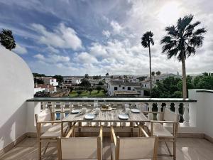 a table and chairs on a balcony with a view at Apartamento con piscina SS19 in Fornells