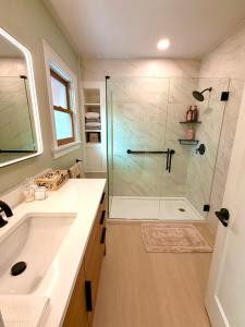 ein Badezimmer mit Dusche und Waschbecken in der Unterkunft Riverpath Inn in Eugene + 62 Fotos