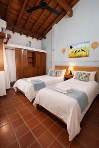 two beds sitting in a room with at Casa Isabelita in Mompos