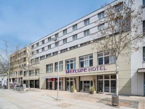 a large white building with a sign that reads metro hotel at Hotel Mercure Graz City in Graz