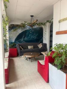 a living room with a couch and a table at Casa bohio surf in Jacó