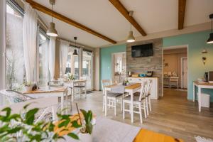eine Küche und ein Esszimmer mit Tisch und Stühlen in der Unterkunft Pihi Vendégház in Badacsonytomaj