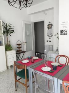 مكان مبيت وإفطار ستيلا مارينا في سيراكوزا: غرفة طعام مع طاولة مع قماش الطاولة الحمراء