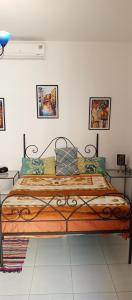 a bedroom with a large bed in a room at Maison de vacance in Bin Rhilouf