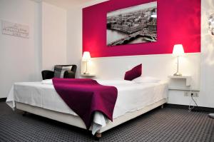 Postel nebo postele na pokoji v ubytování Hotel zum Brunnen + 22 fotografií