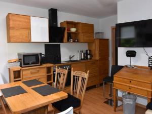 a dining room with a table and a television at Hammonds Jura Ferienwohnungen in Kasendorf