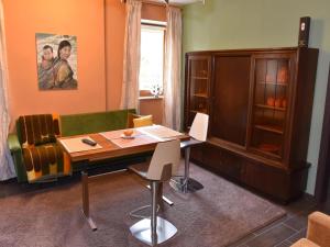 a living room with a table and a green couch at Hammonds Jura Ferienwohnungen in Kasendorf