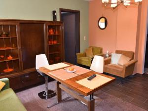 a living room with a wooden table and chairs at Hammonds Jura Ferienwohnungen in Kasendorf