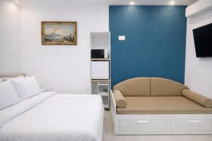 a hotel room with a bed and a chair at Casa Schiattarella Napoli in Naples